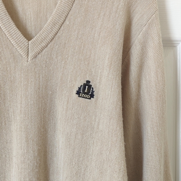Izod 80's Vintage Classic Lightweight Embroidered Crest V-neck Sweater Beige M - Picture 3 of 11
